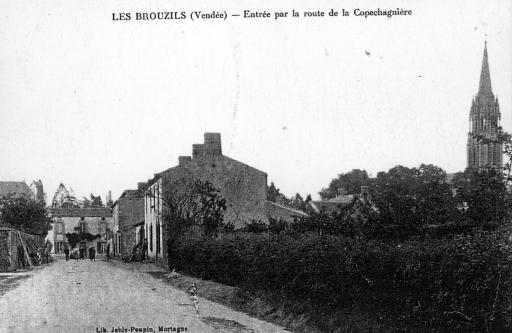 Rues du bourg : route de La Copechagnière (vue 1), route de Chauché (vue 2), route de Chavagnes-en-Paillers (vues 3-4 ; avec la Poste, vue 4) / S. Moreau phot. (vue 3).