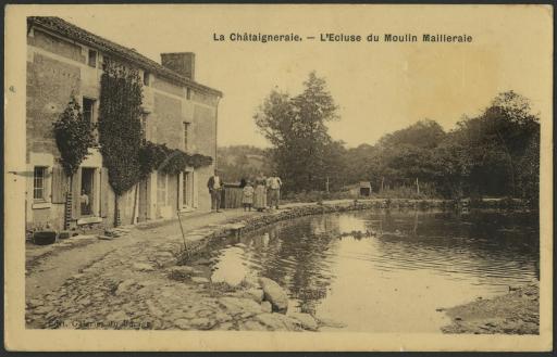 Une ferme et son écluse (vue 1), avec ses habitants au bord de l'étendue d'eau (vue 2), au Moulin Meilleraye.