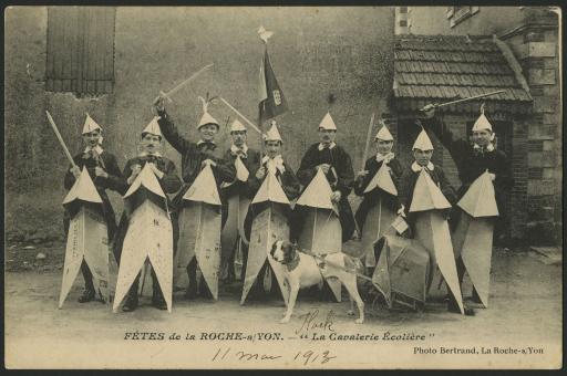 "La cavalerie écolière", constituée d'élèves de l'institution Richelieu, lors de la fête du centenaire de La Roche-sur-Yon en 1913 / Bertrand phot., La Roche-sur-Yon.