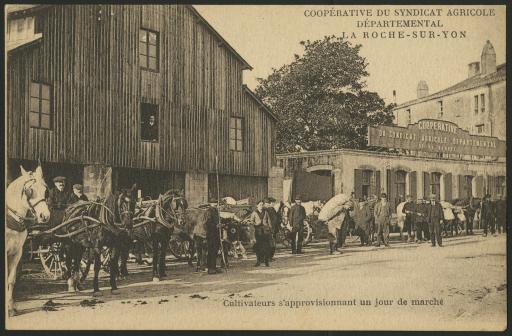 La coopérative du syndicat agricole départemental de la Vendée, situé 1 rue des Sables : cultivateurs s'approvisionnant un jour de marché (vue 1), bonbonnes d'acide sulfurique pour le nettoyage des blés (vue 2) / Amiaud phot., La Roche-sur-Yon (vues 1-2).