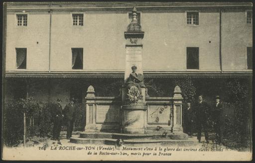 Le monument élevé à la gloire des anciens élèves du lycée morts pour la France, dans la cour de l'actuel collège Herriot.