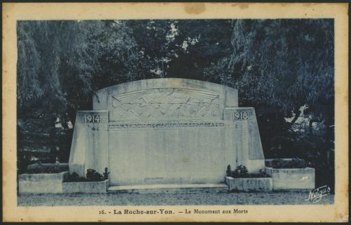 Le monument aux morts de la guerre 1914-1918, sur la place Gouvion / R. Pétis phot. (vue 1) ; Combier phot., Mâcon (vue 2).