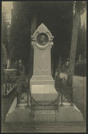 Le monument élevé à la mémoire de M. Jules Claude Fleury Dequaire (1857-1906), inspecteur de l'académie de Poitiers pour le département de la Vendée / Dugleux phot.