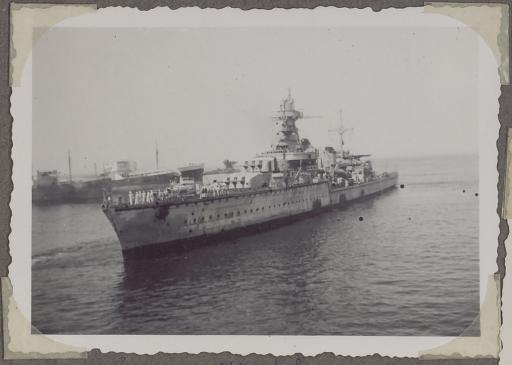 Bateaux, sous-marins et hydravions dans le port de Casablanca. Navires militaires : rentrée en rade du croiseur Montcalm, au fond le Séhérazade (vue 1), les croiseurs Primauguet et Montcalm (vue 2), le Primauguet (vue 3), le contre-torpilleur Le Malin rentrant de campagne (il porte la marque X82, vue 4), le contre-torpilleur L'Audacieux arrivant à Casa (vues 5-7), l'aviso colonial D'Iberville (vue 8) et le sous-marin Le Glorieux (vue 9) arrivant tous deux de Madagascar, le sous-marin Le Conquérant (vue 10), la plage avant du cuirassé Jean-Bart (vue 11), la plage avant du torpilleur Le Fougueux (vue 12), la plage avant et la superstructure du Brestois (vue 13), sur le SS Wyoming (vue 14, François GÉRARD à droite), navire non identifié portant la marque W65 (vue 15). Navires civils : le cargo Fomalhaut (vue 16), le paquebot Providence (vue 17). Bateaux non identifiés (vues 18-19). Voiliers (vues 20-23), dont un quatre-mâts, l'Anfitrite, photographié le 25 novembre 1941 (vues 20, en bas au milieu, et 21). Hydravions : amerrissage d'un Loire 130 (vue 24), un [Gourdou] en vol (vue 25).