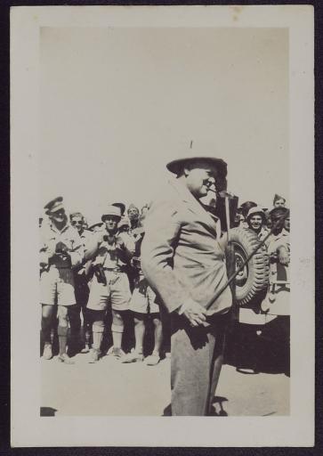 Personnalités politiques et militaires en visite en Égypte : Winston Churchill (vue 1), le général Clark (vues 2-3 ; avec Alexander, vue 2, avec le général Giraud, vue 3), Bernard Montgomery (vues 4-5).