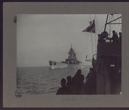 Cérémonie militaire dans le port de Toulon : arrivée de navires militaires (vues 1-2), descente des marins sur le quai (vue 3), cérémonie [à bord du Richelieu] (vues 4-7).