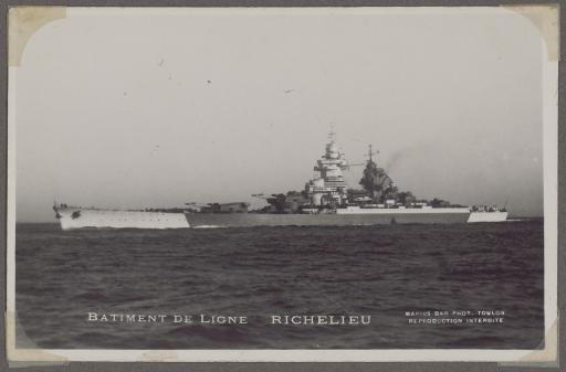 Navires de guerre : le cuirassé Richelieu (vue 1), le torpilleur Cyclone (vue 2), le croiseur sous-marin Surcouf (vue 3), les submersibles Sirène (vue 4) et Antiope (vue 5). Le paquebot Lafayette au Havre (vue 6). Bateaux non identifiés : en mer (vues 7-11), dans le port de IJmuiden au Pays-Bas en 1951 (vue 12), à quai (vue 13) et en cale sèche (vues 14-16). L'hydravion monoplan Latecoere 29 (vue 17).