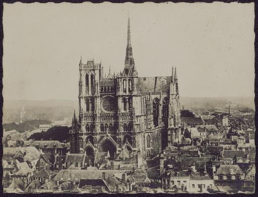 La ville d'Amiens, dans la Somme : la cathédrale (vues 1-4), le marché sur l'eau (vues 4-5), le musée (vue 6), le cirque municipal (vue 7), le beffroi (vue 8), l'horloge (vue 9), la rue des Tanneurs (vue 10) / Lelong phot.