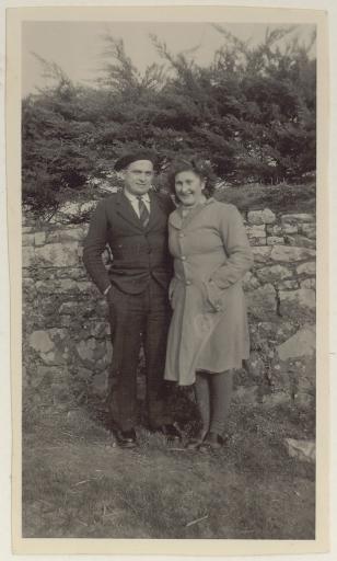 François avec son épouse, Jeanne MERCIER (vues 1-4 ; [entre 1947 et 1950], vues 1-2, le 5 janvier 1950, jour de leur mariage, vues 3-4), et avec ses enfants, Alain et Maryvonne, sur la plage de Bréhec, [en 1958] (vue 5).