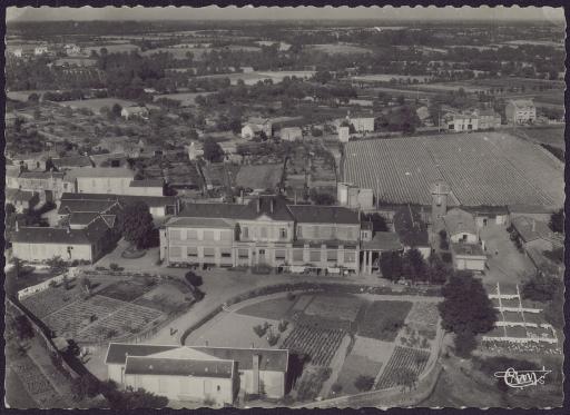 L'hôpital-hospice Georges Clemenceau (vues 1-2), la maison de repos et de cure (vue 3).
