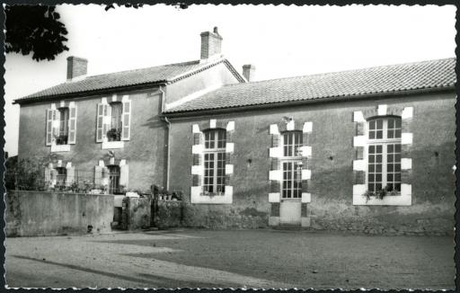 École primaire des garçons avec, à gauche, la maison du directeur.