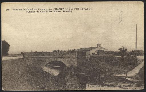Le pont sur le canal de Vienne, entre Champagné-les-Marais et Puyravault.