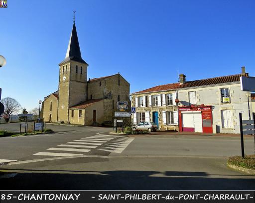 Le bourg de Saint-Philbert-du-Pont-Charrault (vue 1), la mairie et la poste (vues 2-3). Le monument aux morts (vue 5). Un pigeonnier (vue 6).