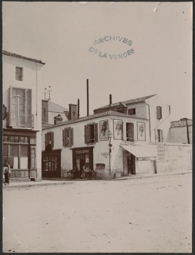 Des magasins sur le quai de Saint-Gilles-sur-Vie, dont l'"Épicerie centrale" avec trois affiches publicitaires pour le petit-beurre Lefèvre-Utile.