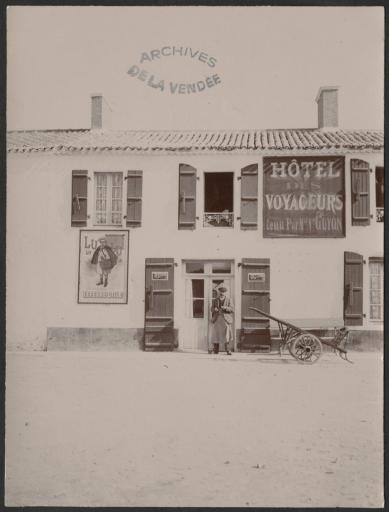L'"hôtel des Voyageurs" (vue 1) et une boutique sur la plage (vue 2), avec des affiches publicitaires pour le petit-beurre Lefèvre-Utile.