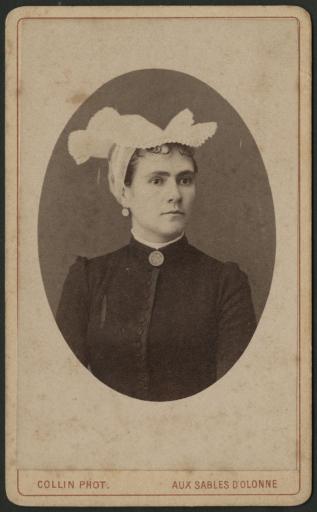 Portrait en buste d'une femme portant une coiffe / Collin phot.
