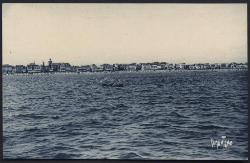 Canoës : en mer (vue 1), sur la plage (vues 2 et 3).