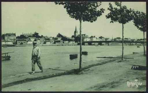Pont sur la Vie, reliant Croix-de-Vie à Saint-Gilles-sur-Vie, vu depuis Croix-de-Vie (vues 1 à 3), vu depuis Saint-Gilles (vues 4 et 5) (quais, pêcheur, casiers de pêche ...).