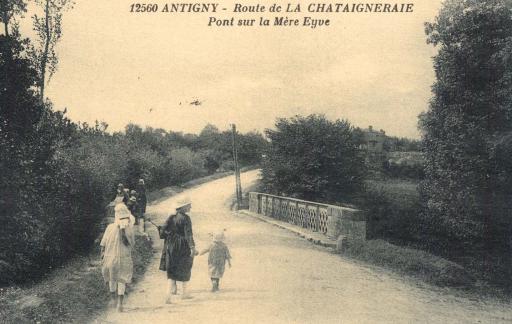 Pont sur la Mère Eyve (vues 1 et 2) et passerelle du Bas-Bourg (vue 3).