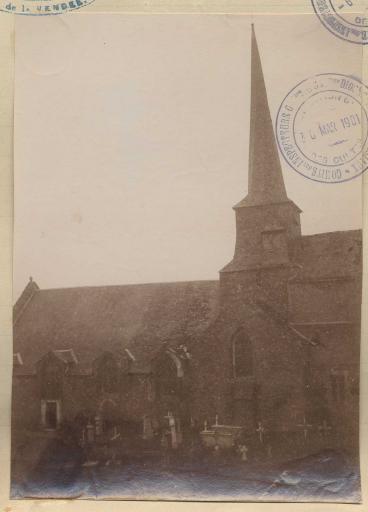 [Vues de l'extérieur de l'église montrant le mauvais raccordement du clocher au beffroi, collées sur le rapport de l'architecte Libaudière].