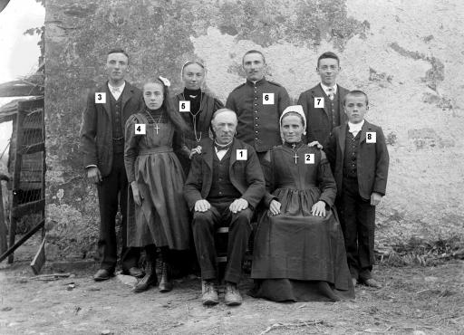 Ferdinand Laporte (6), entouré de ses parents, Joseph Laporte (1) et Élise Joséphine Gilbert (2), et de ses frères et sœurs, Gustave (3), Marie Joséphine (4), Marie Louise (5), Placide (7) et Emmanuel (8), en 1907 (vues 1-2). Les 4 frères Laporte en uniforme ou en civil avec décoration militaire, Placide (1), Emmanuel (2), Gustave (3) et Ferdinand (4), en 1916 (vues 3-4).