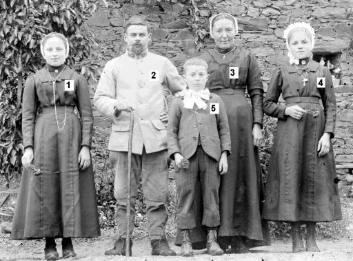 Pierre Renou (2) entouré de sa femme, Marie Piveteau (3), et de leurs enfants, Marie Henriette (1), Angélina (4) et Pierre (5).