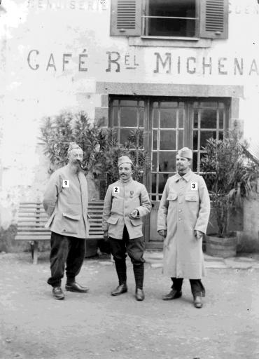 Raphaël Michenaud (1) et Augustin Piveteau (3), devant le café de Raphaël Michenaud  (vues 1-2). Le soldat non identifié (2) a aussi fait l’objet de deux portraits individuels le même jour (vues 3-4).