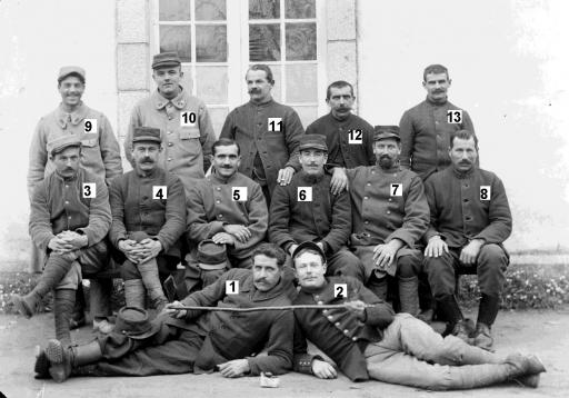 Groupes de 13 à 33 soldats, en convalescence à la communauté des Ursulines.