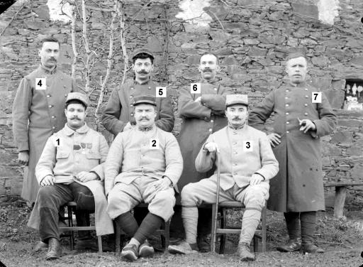 Groupe de 7 soldats (dont l’un est amputé d’une jambe) posant ensemble dans le jardin du photographe (vues 1-2) et individuellement pour deux d’entre eux chez les Ursulines (vues 3-4).