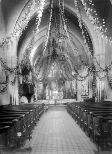 En l'église de Fontaines : bénédiction des cloches (vues 1-2) et intérieur de l'église décoré pour la fête de Sainte-Thérèse-de-l'Enfant-Jésus (vues 3-4).