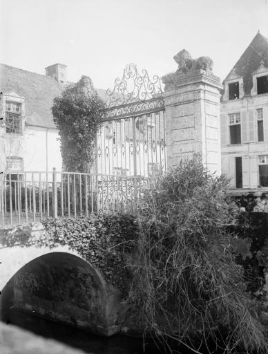 Le château de Bouillé : entrée avec sa grille en fer forgé (vues 1-2), façades principale (vue 3) et arrière (vue 4).