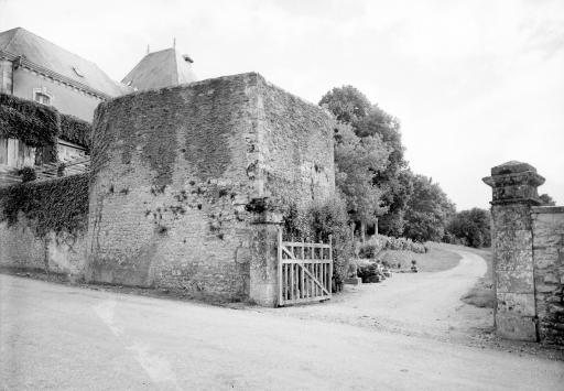 Le château de La Caillère : entrée (vues 1-4), chemin d'accès (vue 5), puits dans le jardin (vue 6), perron (vue 7) et façade arrière (vues 8-9).