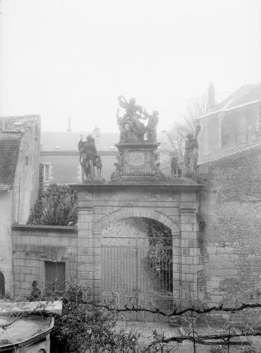 Le portail de l'hôtel de Château-Gaillard, aussi appelé de Villeneuve-Esclapon ou Moriceau de Cheusse, ayant pour sculpture les statues de Diane, Laocoon et Hercule.