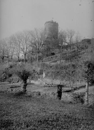 La tour de Mélusine vue du bas des remparts.
