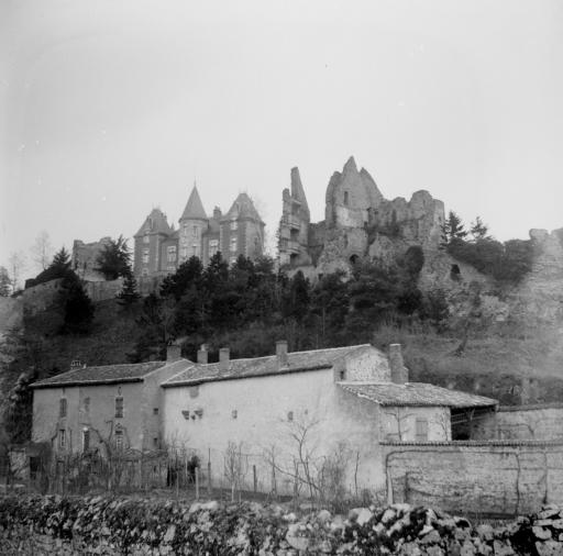 Château de Bressuire et ses ruines (vues 1-2).
