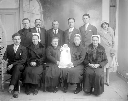Les intimes de la famille Simonneau lors du baptême de René fils (vue 1), sa marraine Madeleine Simonneau (vue 2).