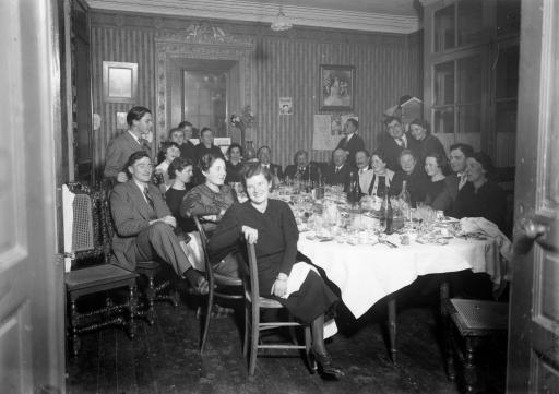 Repas pour fêter les "relevailles" de couches d'Annette ou d'Alexis entre 1933 et 1936.