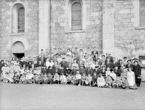 Cousinade organisée par un cousin Minguet (côté Simonneau) devant l'église de Saint-Hilaire-des-Loges en 1956.