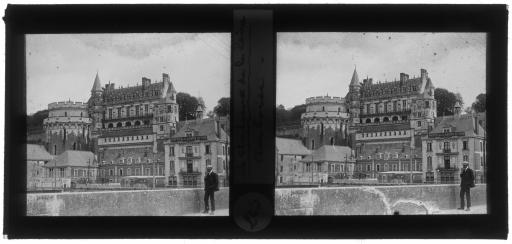 Amboise (Indre-et-Loire). - Le château : vue générale (vues 1-2), le logis et la tour des Minimes, côté ouest (vues 3-4), le logis et la cour intérieure, côté ouest (vues 5-6), la chapelle Saint-Hubert (vues 7-8).