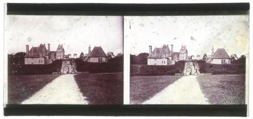 Saint-Vougay. - Le château de Kerjean : vue générale (vues 1-2), l'entrée (vues 3-4), le logis principal (vues 5-6), le puits (vues 7-8), la chapelle (vues 9-10).