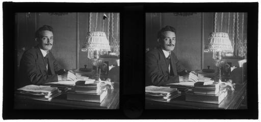Jean Robuchon : à son bureau à "10 heures du soir" en novembre 1921 (vue 1), à La Rochelle en mai 1922 (vue 2), en "tenue de tennis" vraisemblablement dans son jardin (vue 3), dans son bureau du cabinet Rousseau en novembre 1925 (vue 4), fumant une cigarette au printemps 1926 (vue 5).