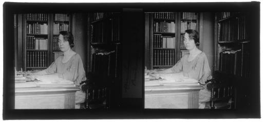 Marthe Robuchon, l'épouse de Jean : assise au bureau, cousant et dans le jardin au printemps 1923 (vues 1-4), avec le chat "Mimi" assise sur un transat chez ses beaux-parents à L'Orbrie (vue 5), en "robe de Vichy" (vue 6), "en ménagère" en 1923 (vue 7).