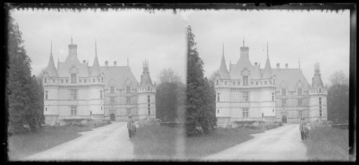 Azay-le-Rideau (Indre-et-Loire). - Le château : côté de la cour intérieure (vues 1-2), côté jardin avec les douves (vues 3-4).