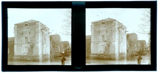 Le château de la Citardière : une tour d'angle (vue 1), le porche d'entrée et le pont (vues 2-3), le porche vu de la cour intérieure (vue 4).