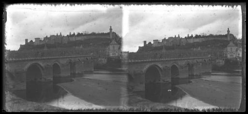 Chinon (Indre-et-Loire). - Le château : vue générale prise depuis le pont (vue 1), la salle Jeanne d'Arc (vues 2-3).