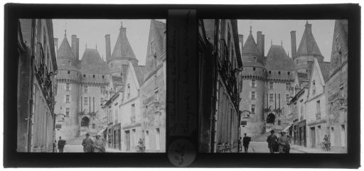 Langeais (Indre-et-Loire). - Une rue de la ville, avec l'entrée du château en arrière-plan.