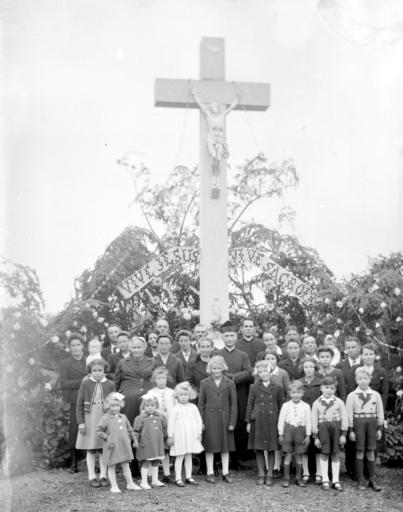 Des calvaires : la bénédiction du calvaire de la Benancisière en 1948 (vue 1), lors d'une mission [en 1951 ?] (vues 2-3), le calvaire de la Lagère (vue 4), croix non identifiées (vues 5-6).