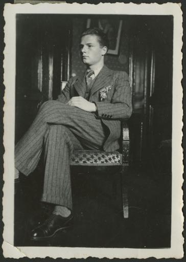 Portraits d'Henri Blanchet : dans l'appartement de ses parents au Vésinet (Yvelines), en juin 1934 (vue 1) et en 1935 (vue 2) ; en blouse, dans un laboratoire de physiologie, lors de ses études en médecine, en 1936 (vue 3), puis en 1937 (vues 4-7) ; en uniforme militaire (vue 8).