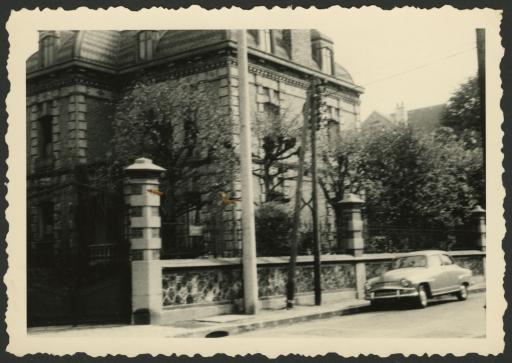 Leur maison de Nanterre donnant sur l'avenue du général Gallieni et la rue Becquet : vue générale (vue 1), la grille d'entrée (vue 2), les époux sur les marches du perron (vue 3) et le garage (vue 4).
