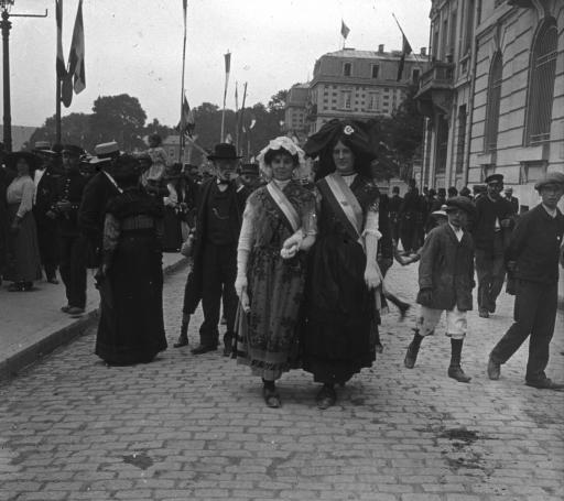 L'Alsace et la Lorraine défilant à Verdun.